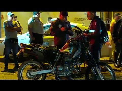 Incendia moto policial para evitar detención