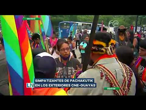 Simpatizantes del movimiento Pachakutik se encuentran en las afueras del CNE-Guayas