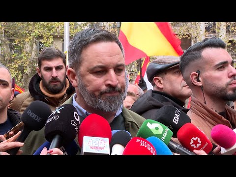 Vox acusa a Feijóo de mentir: Un día moviliza a los españoles y otro pacta con los golpistas