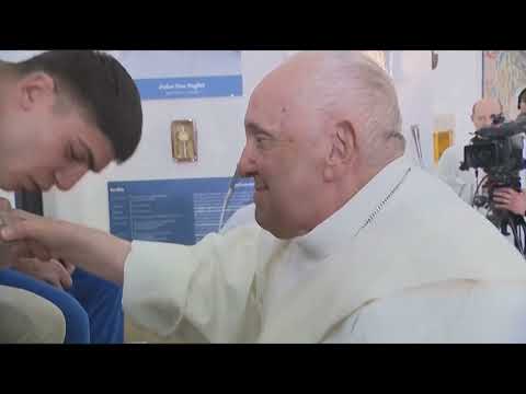 El papa lava los pies a doce jóvenes detenidos en ritual de Jueves Santo