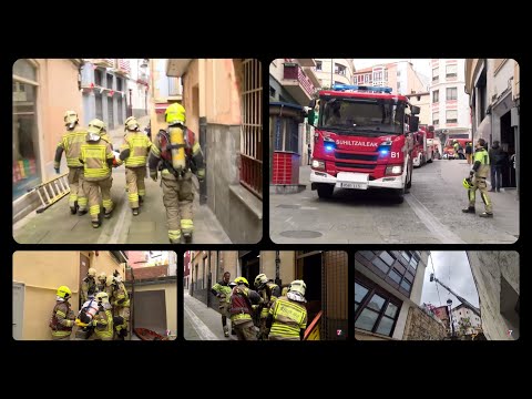 Los bomberos realizan maniobras en el casco viejo de Portugalete