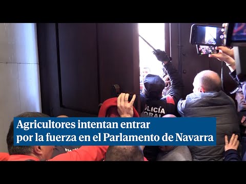 Los agricultores intentan entrar al Parlamento de Navarra por la fuerza