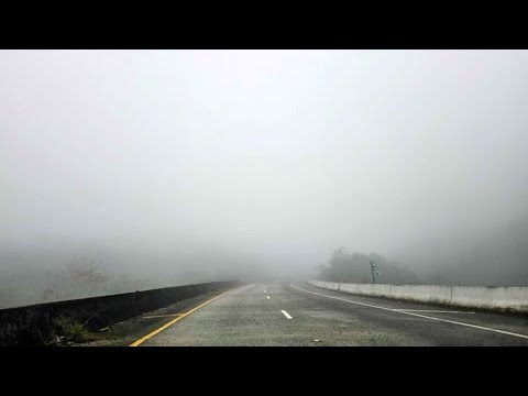 Captan densa neblina dentro de auto en el expreso en Cayey