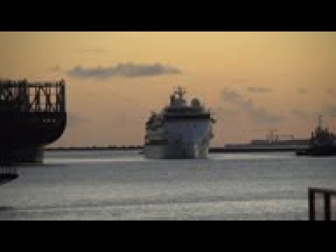 Uruguay evacuates Australians, NZrs from ship