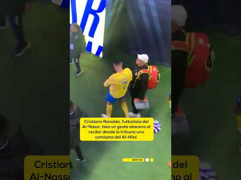 Cristiano Ronaldo hizo un gesto obsceno tras recibir una camiseta del Al-Hilial desde la tribuna