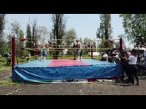 Aspriring Lucha Libre wrestlers in Mexico set up ring