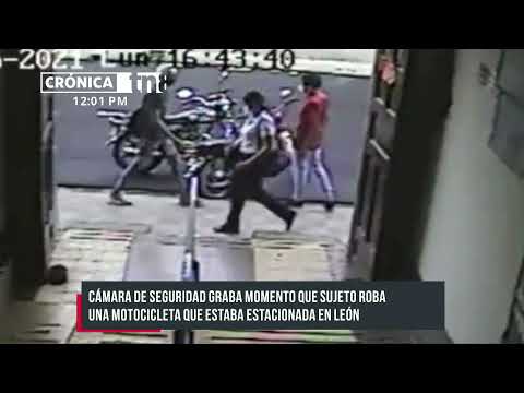 «A lo descarado» sujeto roba una moto en León - Nicaragua