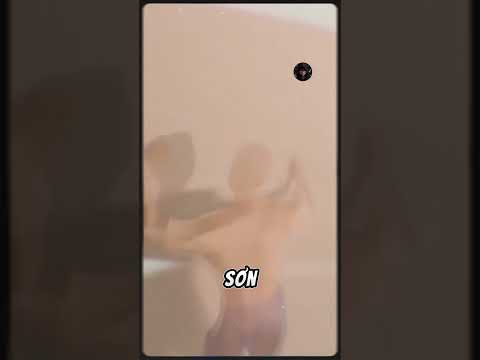 Cô gái phát hiện hàng xóm nhìn mình một cách kỳ lạ