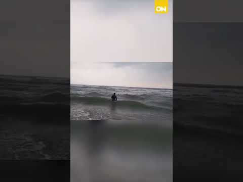 Bomberos realizan el rescate acuático de dos personas mientras bañaban en las playas en La Ceiba,