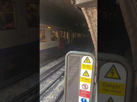 District line train departs sloane square #train  #trainspotting #uktrainspotting #railway #london