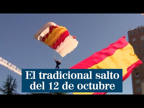 Así ha sido el salto del paracaidista con la bandera de España