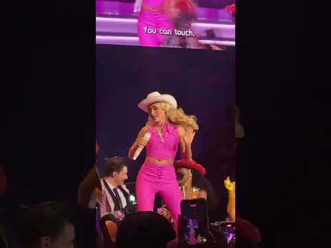 Sabrina performing “Barbie Girl” #sabrinacarpenter