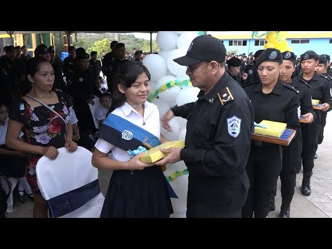 Hijos e hijas de oficiales de la Dirección de Operaciones Especiales reciben su paquete escolar