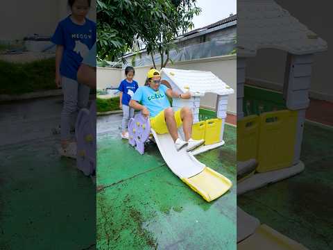 Sheena Dan Cobil Bermain Perosotan