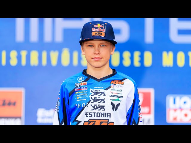 Sel nädalavahetusel toimusid Prantsusmaal Romagne krossirajal juunioride motokrossi maailmameistrivõistlusted. Eestlase parima tulemuse tegi 85cc klassis 13-aastane Lucas Leok, kes oli sõitudes kaheksas ja esimene ning teenis kokkuvõttes teise koha.85cc klassi esimeses sõidus ootas sõitjaid ees äärmiselt porine ja libe rada. Eesti suurim lootus Lucas Leok alustas sõitu keskpärase stardiga ja esimeste kurvide järel oli ta seitsmendal kohal. Kahjuks hetk hiljem Leok aga kukkus ja langes kahekümne parima seast välja. Lucas alustas marulist tagaajamist ning tõusis sõidu keskel juba neljandale kohale. Kahjuks kukkus ta siis uuesti, kaotas kõvasti aega ning langes 14. kohale. Viimase kahe ringiga tegi Leok, mis suutis ja tõusis lõpuks kaheksandale kohale.MM-tiitli võimalused olid sellega Leoki jaoks sisuliselt kadunud. Korraliku sõidu tegi ka Gregor Lootus, kes tuli finišisse 18. kohal. Eesti kolmas sõitja Robin Robert Mooses lõpetas sõidu 28. kohal. Kaks esimest kohta läksid prantslastele, sõidu võitis Enzo Herzogenrath, teine oli Rafael Mennillo. Kolmandana tuli finišisse austraallane Seth Thomas.Teises võistlussõidus tegi Leok suurepärase stardi ja asus esimese kurvi järel liidriks. Kohe esimestest meetritest alates hakkas Leok teistel eest ära liikuma ja ta suutis iga ringiga oma edumaad kasvatada. Lucas suutis ka sõidu teise poole eksimusteta läbida ja võttis üle 50-sekundilise edumaaga esikoha prantslase Mennillo ees. Kolmandana tuli finišisse itaallane Francesco Assini. Mooses lõpetas sõidu 25. kohal ja Lootus 27. kohal.Võistluse kokkuvõttes tuli Leok 38 punktiga hõbemedalile, ka eelmisel aastal lõpetas Leok juunioride maailmameistrivõistlused teisena. Maailmameistriks krooniti 44 punktiga Mennillo. Pronksmedali teenis austraallane Seth Thomas 35 punktiga. Lootus oli võistluse kokkuvõttes 3 punktiga 23. ja Mooses 29.