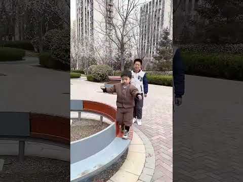 爸爸带娃花样百出，又到了锻炼孩子的时刻了！#Cute baby#Cute#呆萌小米宝#聪明宝宝#萌娃#整蛊#测试