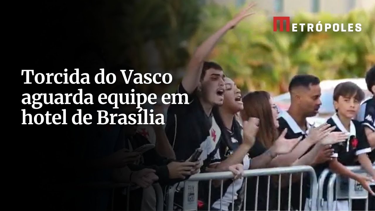 Torcedores do Vasco aguardam equipe em hotel de Brasília