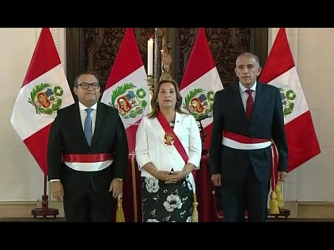 Dina Boluarte toma juramento al nuevo Ministro del Interior Víctor Torres Falcón