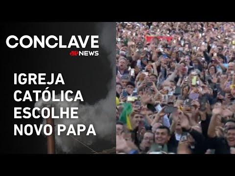 Fumaça branca sai da chaminé da Capela Sistina na 4ª votação