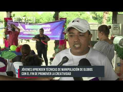 Jóvenes emprendedores participan de taller de globoflexia en Managua - Nicaragua