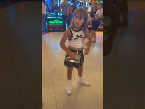 Clarinha queria esse brinquedo pensando que ele era radical KKKKK