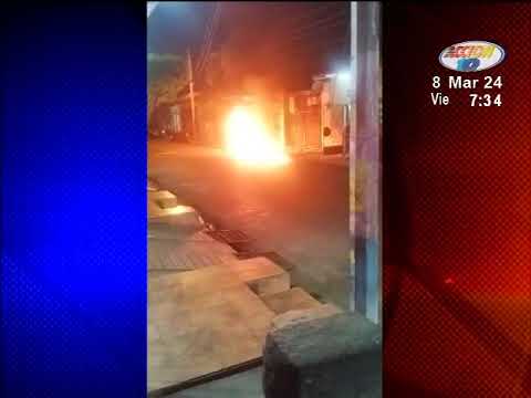 Motocicleta se prende en llamas por supuestos fallos mecánicos