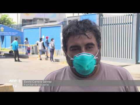 Fila de carros fúnebres en hospital de Perú para retirar cuerpos de muertos por covid-19
