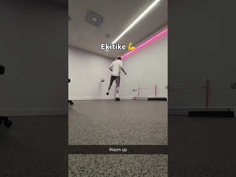 Hugo Ekitike calentando durante su entrenamiento de recuperación 😳 #Shorts | <strong>ESPN</strong> Deportes