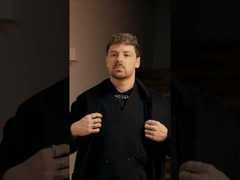 Werbung - Finaler Touch vor meinem festlichen Abend, getragen wird Davidoff Cool Elixir.