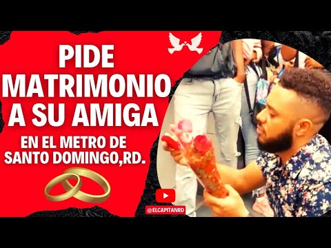 Hombre le pide matrimonio a una amiga en el metro