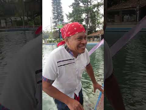 probando el agua del Río San Juan