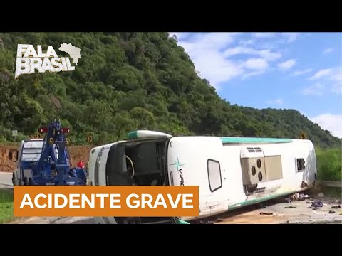 Ônibus de excursão tomba em rodovia de SC e deixa 25 feridos