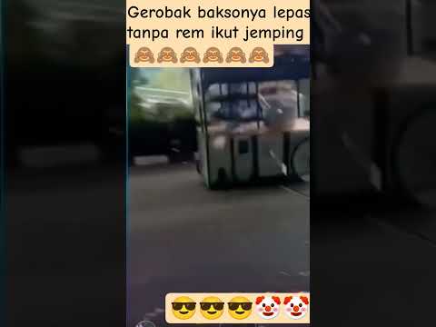 Gerobak bakso ikut jemping sampai lepas rodanya bikin mau ketawa