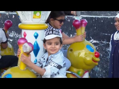Iraqi families head to amusement parks on the first day of Eid