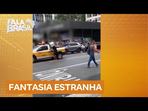 Homem fantasiado de micro-ondas invade viatura da CET em São Paulo