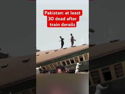 Pakistan: at least 30 dead after train derails
