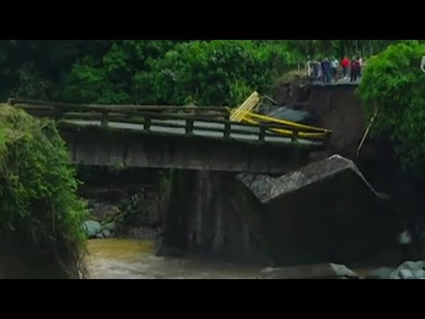 Lluvia provoca colapso de puente en Santo Domingo