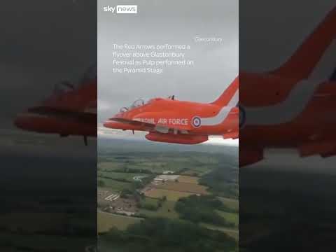 Red Arrows fly over Glastonbury during Pulp's surprise set