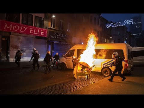 Apedrean el coche del Rey de Bélgica durante una protesta contra la brutalidad policial