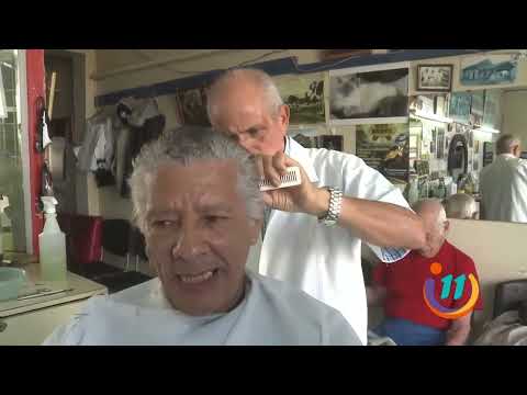 Don Carlos dueño de una barbería histórica en Cartago