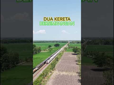 DUA KERETA!!BERPAPASAN#keretaapi #train #keretaapiindonesi #railway #kai