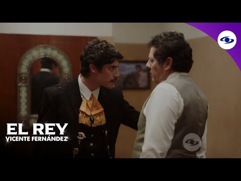 El Rey, Vicente Fernández: El padre de Vicente se emborracha en medio de su presentación