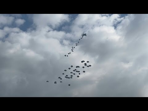 Plane drops aid boxes above southern Gaza's Khan Yunis | AFP