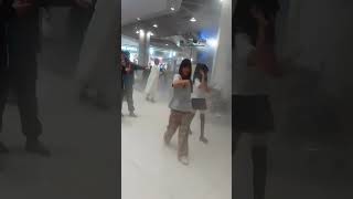 Un cosplayer de Himmel apagó un incendio durante un evento en un centr