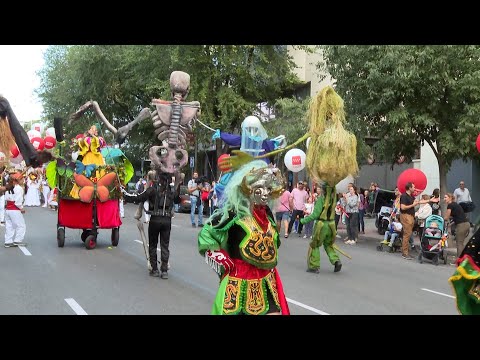 Madrid acoge la cabalgata de Hispanidad, mostrando el folclore de las culturas hispanas
