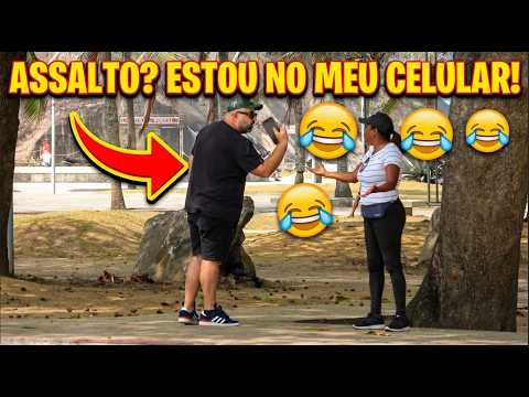 PEGADINHA - ELA ACHOU QUE FOSSE ASSALTO E ELE SÓ ESTAVA NO CELULAR!