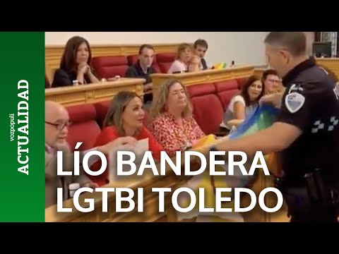 Lío en Toledo: el PSOE cuelga la bandera LGTBI y la Policía se la quita por orden del alcalde
