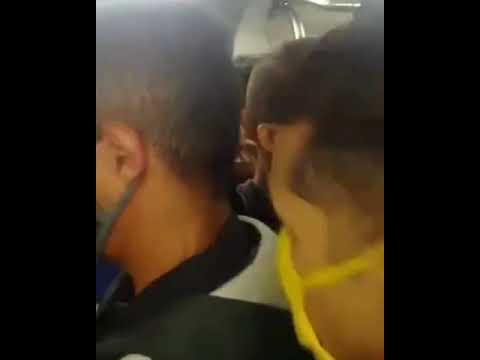 Usuarios del Metro de Caracas viajan amorochados
