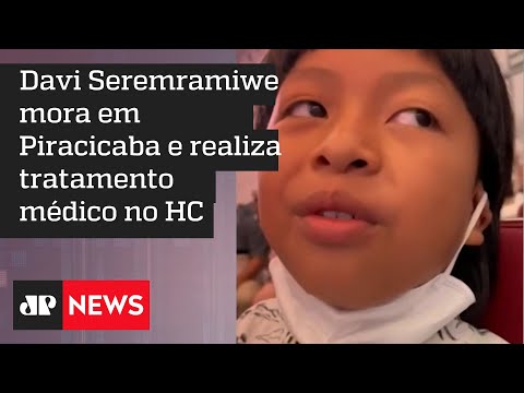 Indígena é a primeira criança vacinada no Brasil