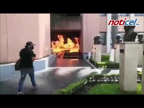 Normalistas incendian el Congreso en Guerrero